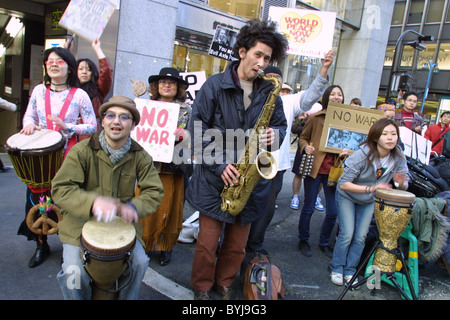 No a la guerra y guerra y paz Anti-Iraq demostración de protesta, en Tokio, Japón, el 8 de marzo de 2003 Foto de stock