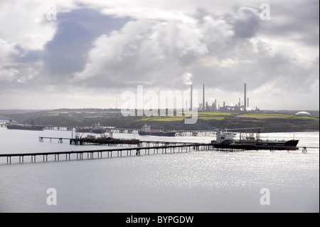 Vista desde Milford Haven en la bahía a la refinería de petróleo en Rhoscrowther, Gales, Reino Unido