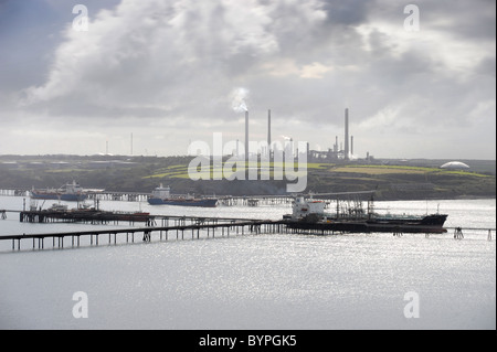 Vista desde Milford Haven en la bahía a la refinería de petróleo en Rhoscrowther, Gales, Reino Unido