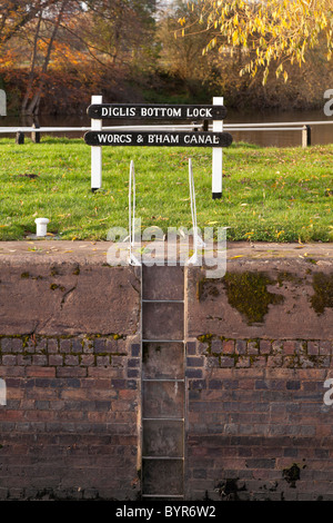 La escalera y el cartel en Diglis inferior sobre el bloqueo de Worcester y Birmingham canal Foto de stock