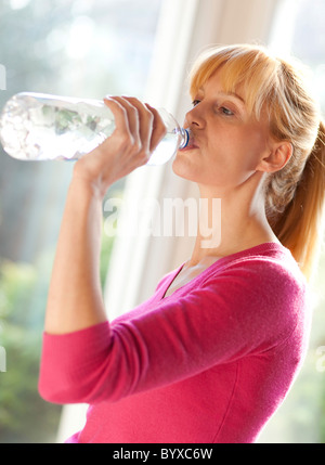 Mujer beber agua embotellada