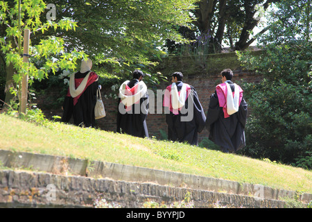Recién a los estudiantes que se gradúan en batas en la Universidad de Cambridge Foto de stock