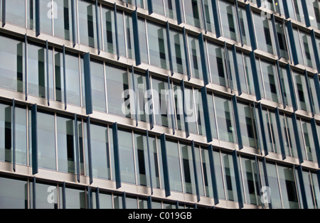 Fachada con aletas de aluminio, aletas azules edificio diseñado por aliados y Morrison, Bankside, London, England, Reino Unido Foto de stock