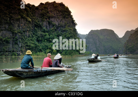 Cerca de Ninh Binh, Tam Coc cuevas secas, la Bahía de Halong, Vietnam, Sudeste de Asia Foto de stock