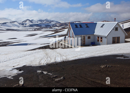 Excursionistas' cabaña en un paisaje volcánico cubierto de nieve, Landmannalaugar, Islandia, Europa