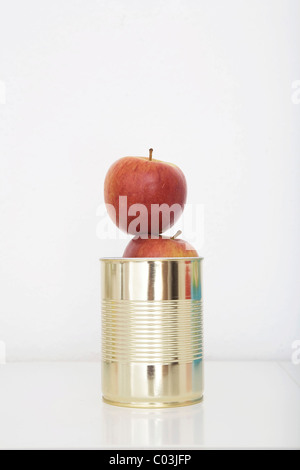 Manzanas frescas en una lata de estaño, conservas de alimentos