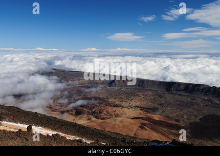 Maravillosas vistas desde la cima del Teide en inusual paisaje volcánico que sale de las nubes