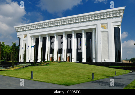 La moderna sala de congresos, centro de convenciones en Tashkent, Uzbekistán, en Asia Central Foto de stock