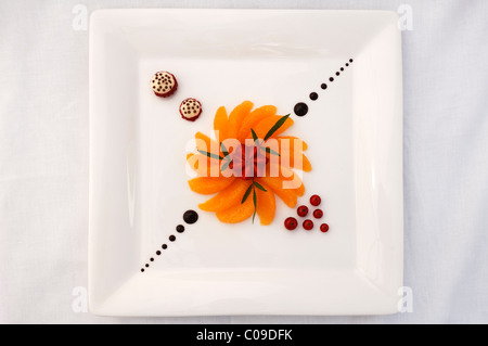 El Postre, un plato de fruta fresca se sirve con diferentes frutas en una placa blanca, alta cocina, Auberge de la Ferme Hueb Foto de stock