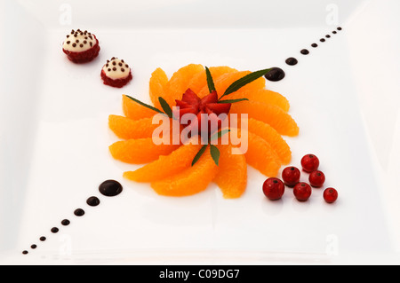 El Postre, un plato de fruta fresca se sirve con diferentes frutas en una placa blanca, alta cocina, Auberge de la Ferme Hueb Foto de stock
