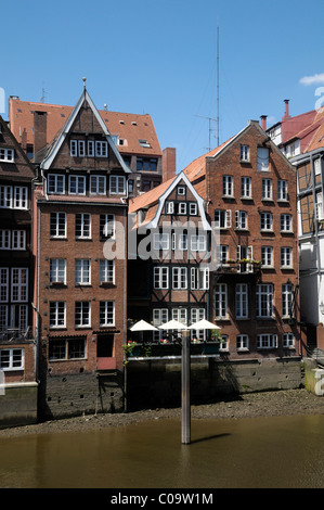 Casas Históricas en Deichstrasse, dyke road, Nikolai flota, Hamburgo, Alemania, Europa Foto de stock