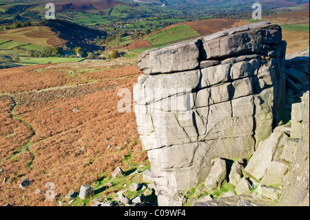 La enorme 'Bloquear' inclinada en Higger Tor, Peak District National Park, Derbyshire, Inglaterra, Reino Unido. Foto de stock