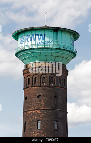 La histórica torre de agua construido por la empresa Gute-Hoffnungshuette, Oberhausen, área de Ruhr, Renania del Norte-Westfalia, Alemania, Europa Foto de stock