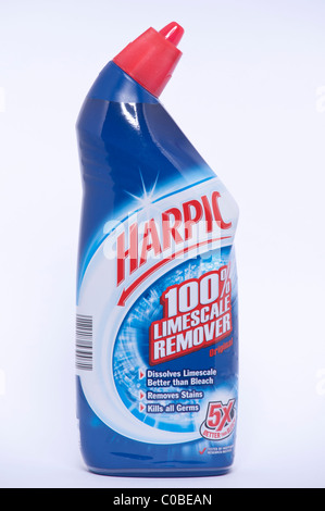 Una botella de harpic 100% sarro remover sobre un fondo blanco. Foto de stock
