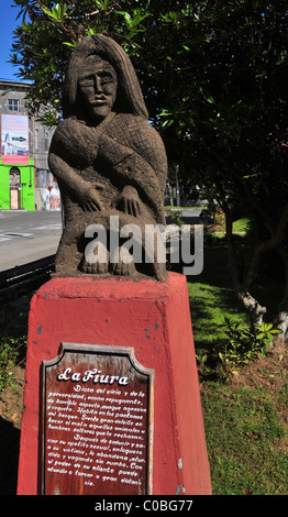 Brown efigie en red plinto con placa de información de la Fiura mítico monstruo, Plaza de Armas, Ancud, Isla de Chiloé, Chile Foto de stock