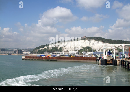 Puerto de Dover y Acantilados Blancos de Dover, visto desde el mar. Kent, UK Foto de stock