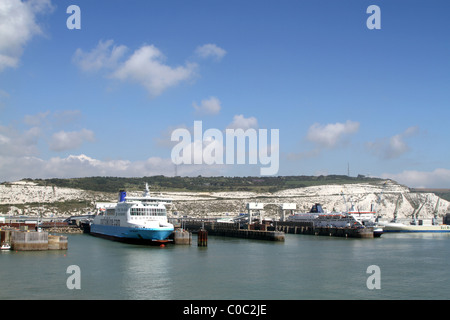 Puerto de Dover y Acantilados Blancos de Dover, visto desde el mar. Kent, UK Foto de stock