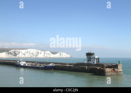 Brazo oriental del puerto de Dover y Acantilados Blancos de Dover, visto desde el mar. Kent, UK Foto de stock