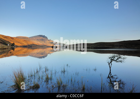 Y el hombre viejo Storr de Storr reflejado en Loch Leathan bajo el cielo azul en la Isla de Skye, Hébridas, Highlands escocesas Foto de stock