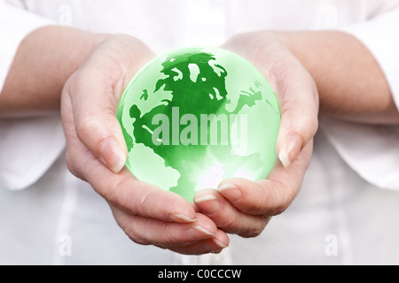 Foto de mujer sosteniendo un cordar globo de cristal en sus manos, concepto imagen para todo el mundo y temas relacionados con el medio ambiente global.