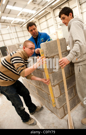 Los hombres jóvenes formación como albañiles en un colegio de eductation UK Foto de stock