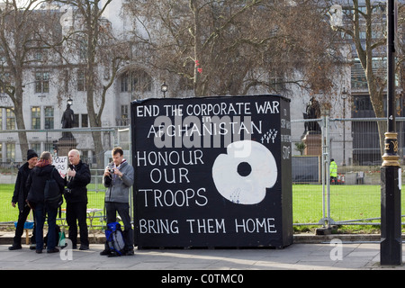 Pancartas de protesta fuera de las Casas del Parlamento en la ciudad de Londres. Foto de stock