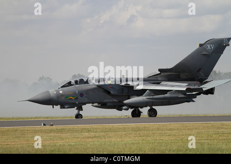 Bombardero tornado RAF aviones militares se prepara para despegar