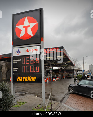 Estación de Gasolina mostrando los altos precios de los combustibles.