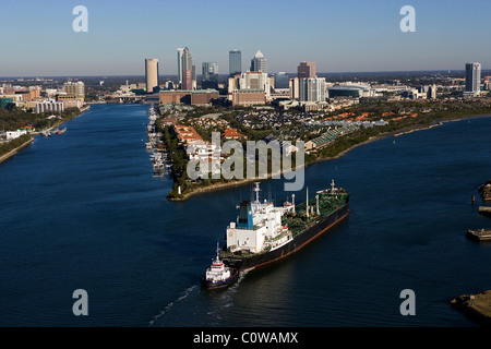 Vista aérea por encima de remolcador empujando petrolero Tampa Bay, Florida Foto de stock
