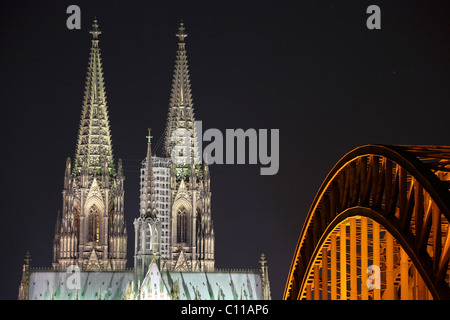 La Catedral de Colonia con puente Hohenzollernbruecke durante la noche, Colonia, Renania del Norte-Westfalia, Alemania, Europa Foto de stock