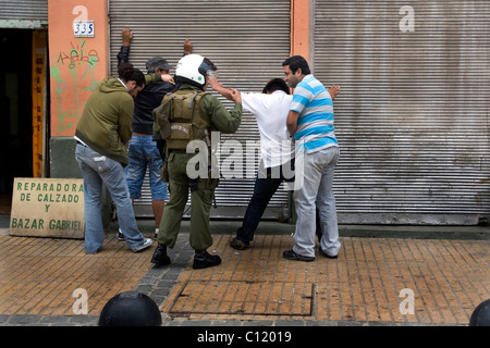 Policía de paisano chileno hacer un arresto en las calles de Valparaíso Foto de stock