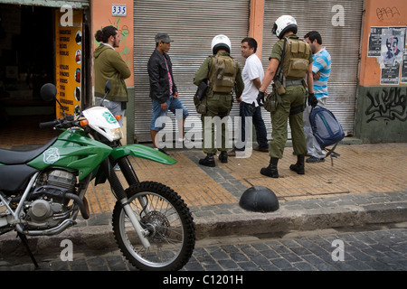 Carabineros de Chile y policía de paisano hacer un arresto en las calles de Valparaíso, Chile Foto de stock