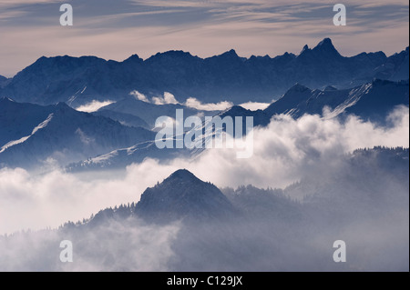 Cordillera Wettersteingebirge en niebla, Alpes Bávaros visto desde Mt. Wallenberg, Alta Baviera, Baviera, Alemania, Europa