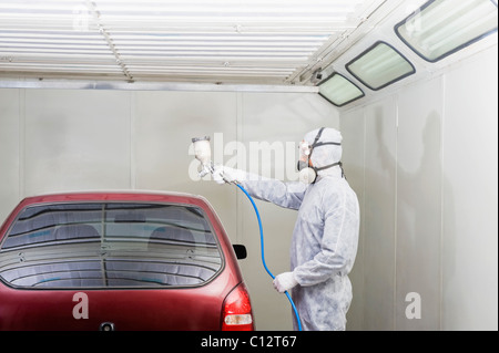 Mecánica Automotriz pintar un coche en un garaje