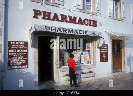 1, una francesa, mujer francesa, un comprador, tiendas, escaparates, escaparate, farmacia, farmacia, en el País Vasco francés, Urt, Francia, Europa Foto de stock