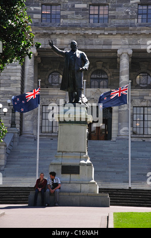Estatua de Richard John Seddon y el edificio del Parlamento. Lambton Quay, Wellington, en la región de Wellington, Isla del Norte, Nueva Zelanda Foto de stock