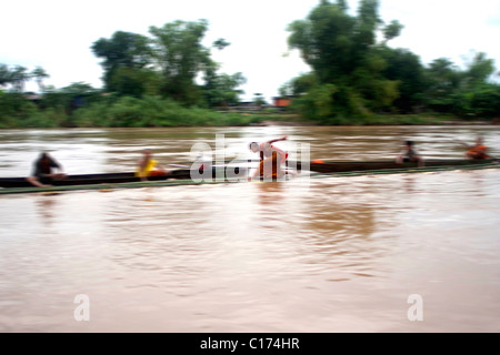 Monje jugando en el agua del río Mekong en Si Phan Don, 4 mil islas, Laos Foto de stock