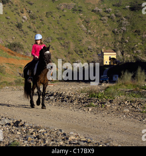 Los jóvenes chica inglesa montando a caballo en el campo español, adolescente de 13, 14, 15, años, años, vieja persona, mujer,