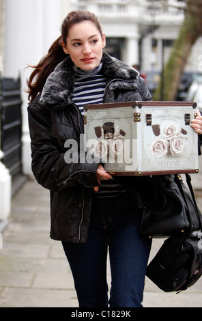 Kelly Brook salir de casa con un gran aspecto antiguo cuadro de perfume, Londres, Inglaterra - 26.02.09