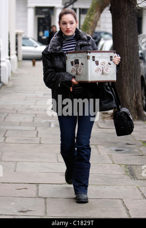 Kelly Brook salir de casa con un gran aspecto antiguo cuadro de perfume, Londres, Inglaterra - 26.02.09