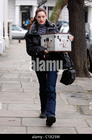 Kelly Brook salir de casa con un gran aspecto antiguo cuadro de perfume, Londres, Inglaterra - 26.02.09