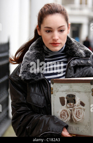 Kelly Brook salir de casa con un gran aspecto antiguo cuadro de perfume, Londres, Inglaterra - 26.02.09
