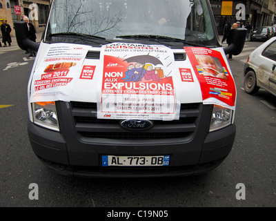 París, Francia, la manifestación para protestar contra las expulsiones de vivienda forzada, Detalle carteles sobre camión sindicato CGT Foto de stock