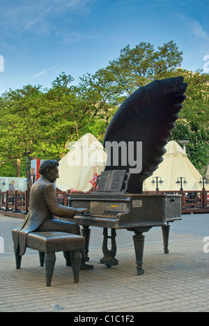 El pianista Artur Rubinstein, un judío polaco, la estatua en la calle Piotrkowska, en Lodz, Polonia Łódzkie Foto de stock