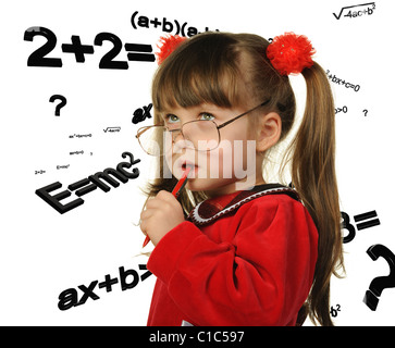 La niña y fórmulas matemáticas. Se encuentra aislado en un fondo blanco. Foto de stock