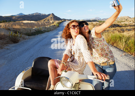 Las mujeres en moto tomando fotos