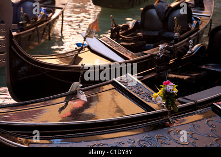 Las góndolas de Venecia; las góndolas en el sol de la mañana, Venecia, Italia