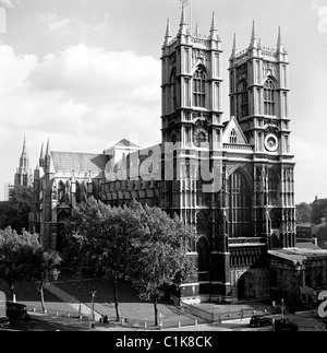 Años 1950, Abadía de Westminster, Dean's Yard, Londres. Desde 1066, la iglesia gótica construida ha sido el lugar de las coronaciones de 40 monarcas Briitsh. Foto de stock