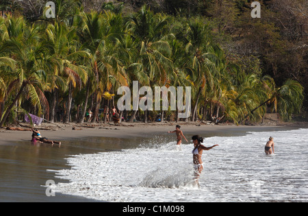 La gente en la playa, Playa Carrillo, Costa Rica Foto de stock