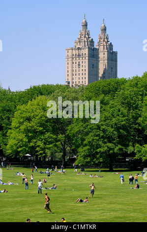 Estados Unidos, la ciudad de Nueva York, Central Park, el farniente y deporte los domingos en el Sheep Meadow Foto de stock